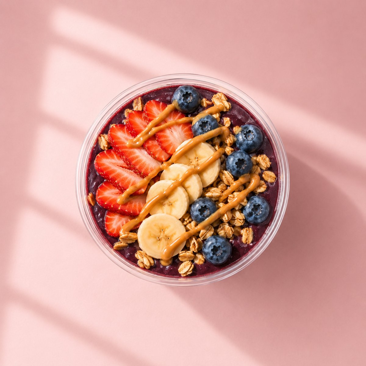 that girl classic açaí bowl topdown — peanut butter drizzle, erdbeere, banane, heidelbeere, granola bei tea99 frankfurt
