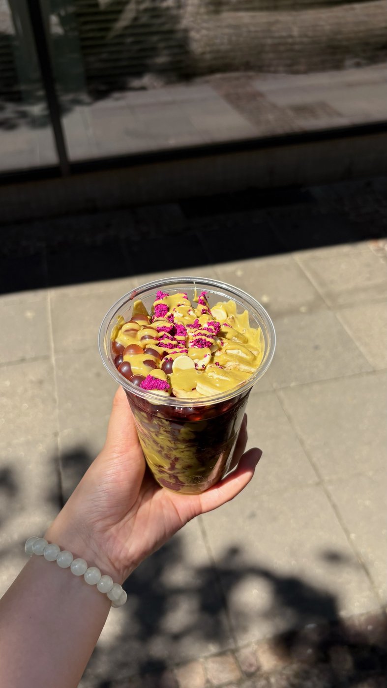 açaí bowl mit edible flowers signature bei tea99 frankfurt