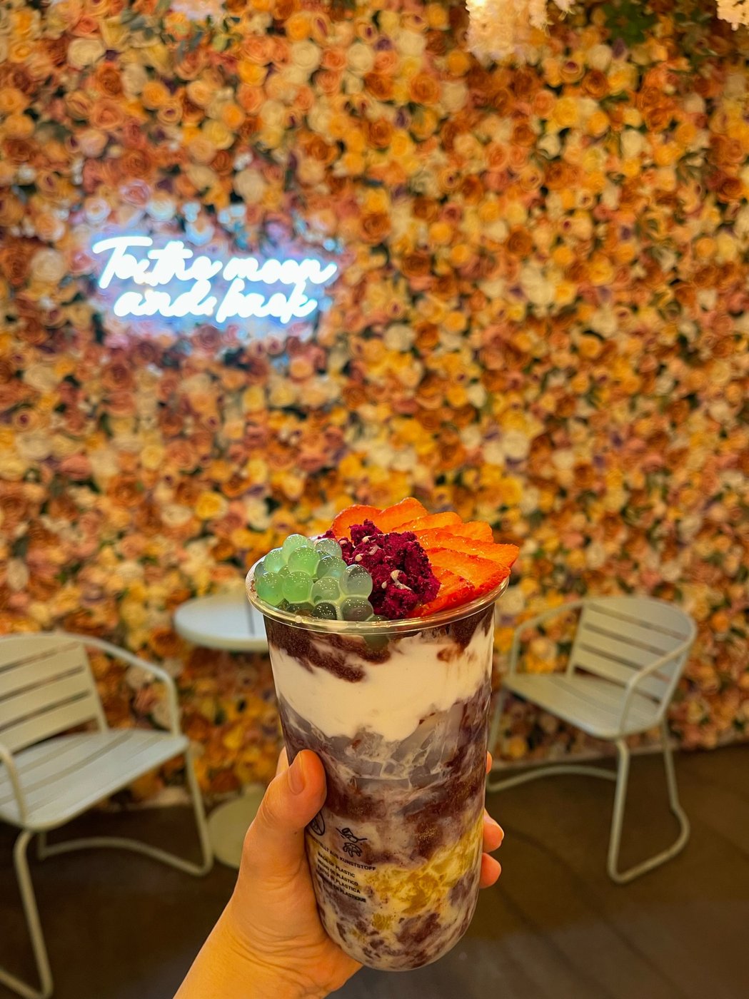 edible flowers signature bowl mit neon sign bei tea99 frankfurt